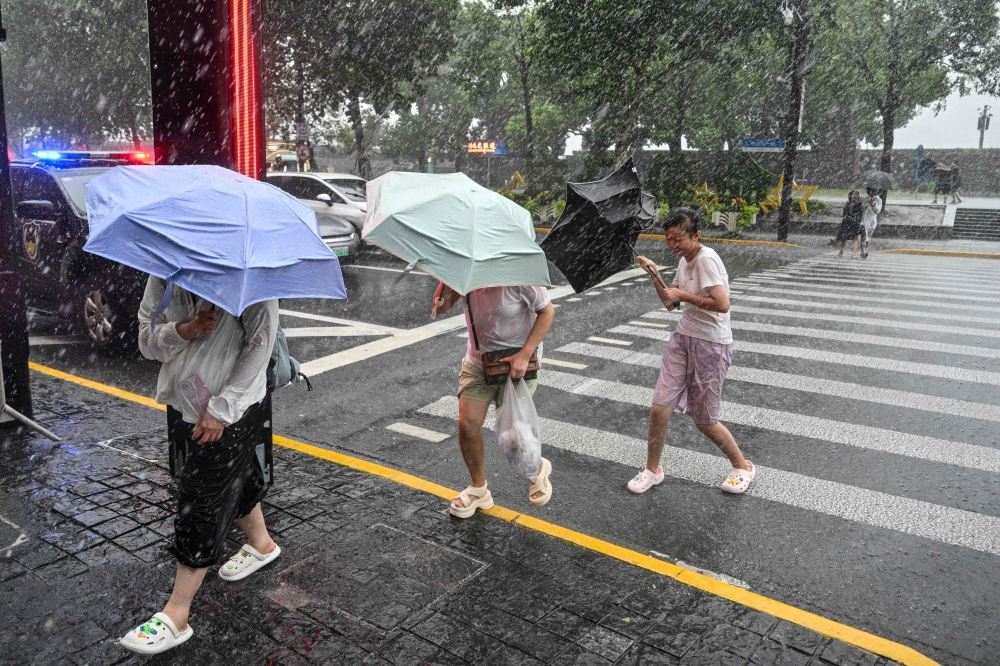 typhoon-dolphin-batters-eastern-china-943-flights-cancelled-flood-alerts-issued-across-zhejiang-and-beijing-featured