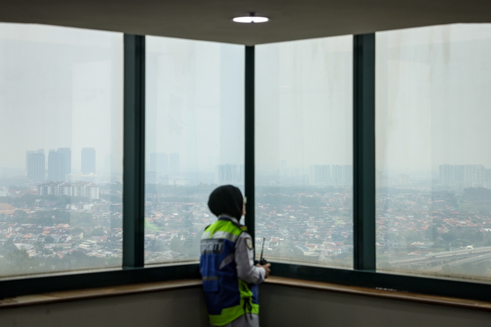 peninsular-malaysia-haze-worsens-41-areas-record-unhealthy-api-levels-while-sabah-and-sarawak-show-improvement-featured